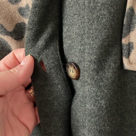 size medium Gilli cheetah print and black button down brush flannel … - Picture 4 of 9